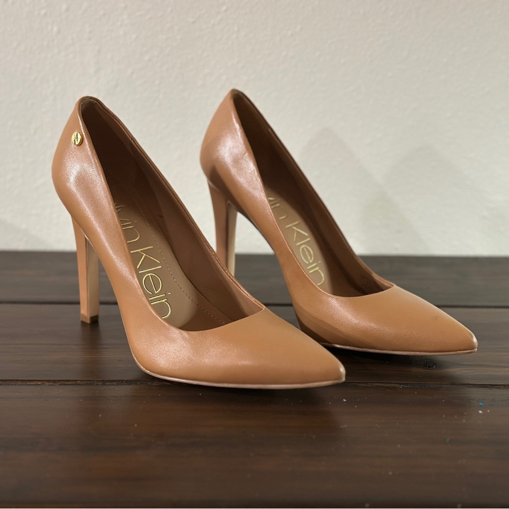 Calvin Klein Brady Pumps (Caramel)
